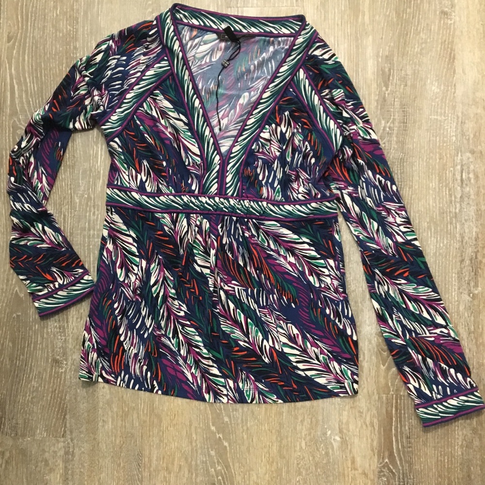 BCBG top M long sleeve V-neck great shape!